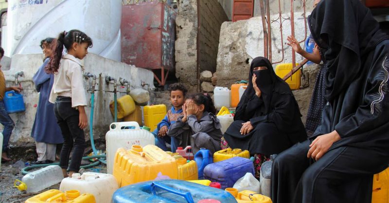 أزمة مياه ونفايات خانقة تهدد بانتشار الأوبئة في تعز المحاصرة