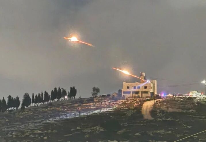 مستوطنون يحرقون منزلين لعائلة فلسطينية جنوب نابلس عقب استعادتها بقرار قضائي