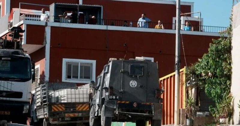 حملة دهم واسعة في الضفة: اعتقالات واحتجاز العشرات في مراكز تحقيق ميدانية
