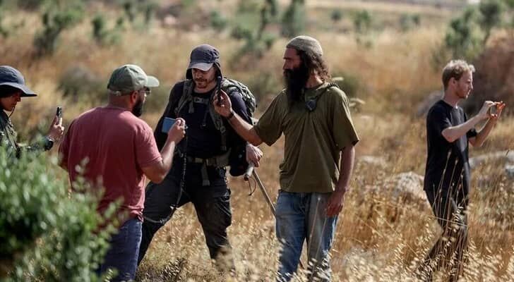 لليوم الثاني.. مستوطنون يهاجمون قاطفي الزيتون في دير جرير بحماية الاحتلال