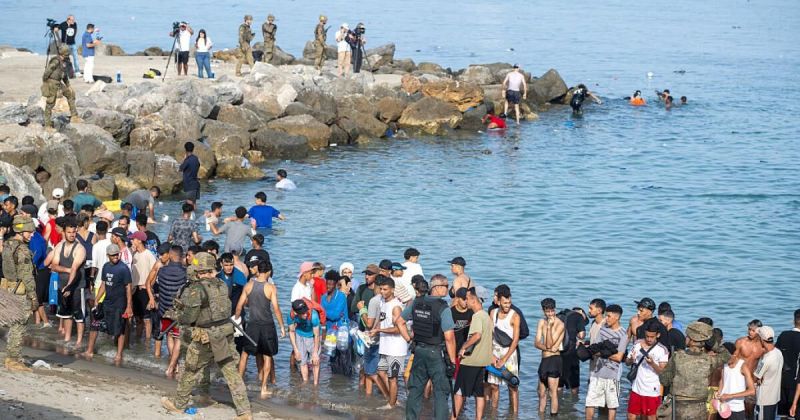 تجدد المواجهات الحدودية في مليلية وعودة عشرات الآلاف من سبتة إلى المغرب