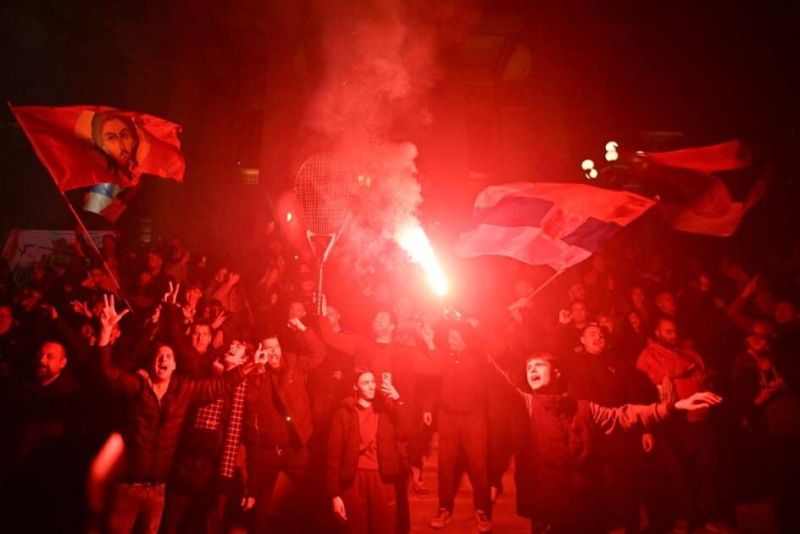 احتفالات في شوارع بلغراد عقب إقرار الرئيس الصربي بهزيمته في الانتخابات المبكرة