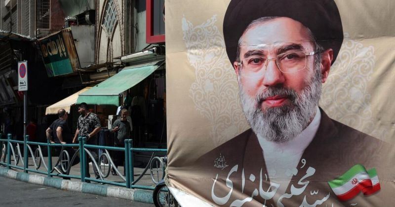 خامنئي يوجه بتقليص دور الدولار في الاقتصاد الإيراني ويحذر من المساس بالوحدة الوطنية