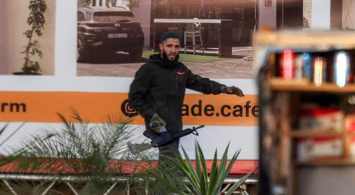 الكشف عن هوية شهيدي عملية الخليل والاحتلال يفرض حصاراً شاملاً على المدينة
