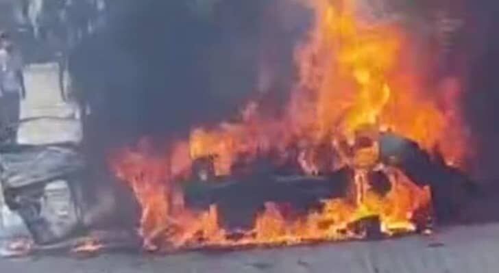 شهيد و10 جرحى في استهداف مسيرة إسرائيلية لمركبة بمدينة دير البلح
