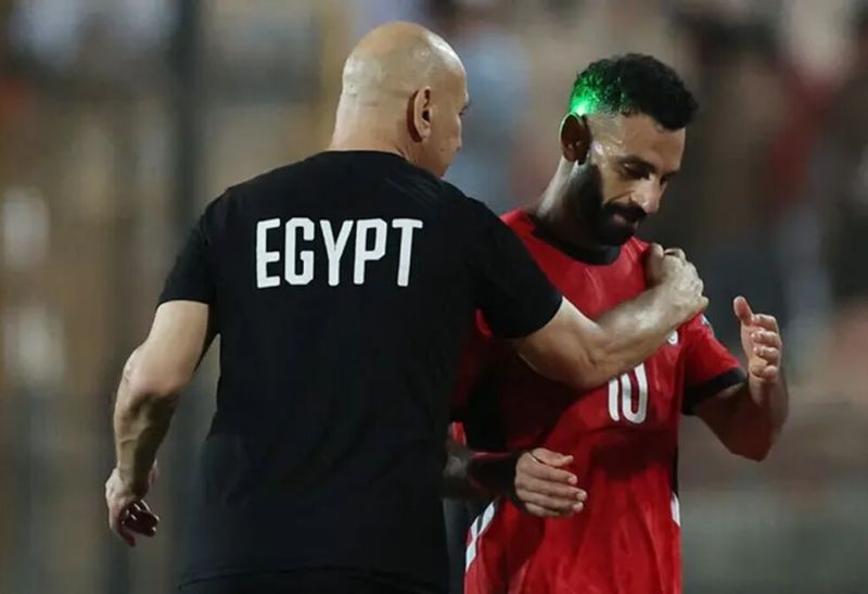 تحركات رسمية لاحتواء الأزمة بين محمد صلاح وحسام حسن قبل معسكر نوفمبر