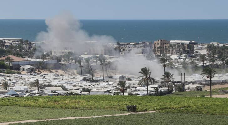 إصابات في غارات جوية للاحتلال على غزة واستمرار خروقات وقف إطلاق النار