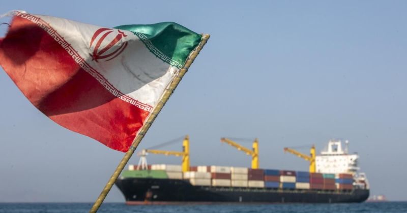 طهران تعد قانوناً لحظر سفن الدول 'المعادية' في مضيق هرمز وواشنطن تستهدف سفينة شحن