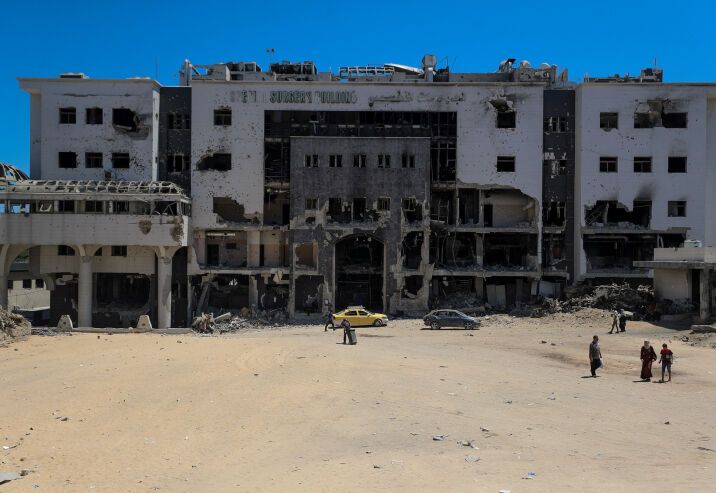 3 صواريخ تهز محيط مجمع الشفاء الطبي واشتعال النيران في خيام النازحين بغزة