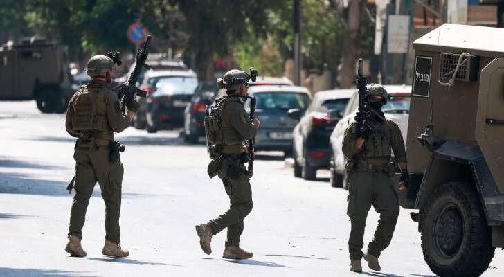 استشهاد شاب فلسطيني عقب حصار منزله واستهدافه بالقذائف في بلدة عقربا