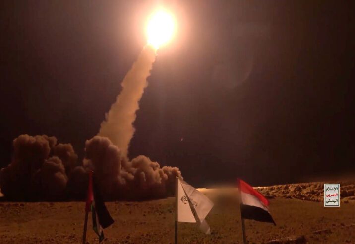 تصعيد حوثي واسع: اعتراض باليستي في الخرج وارتفاع ضحايا هجوم مطار الرياض إلى 12 قتيلاً