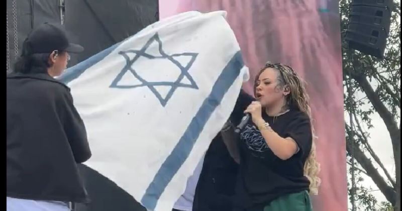 مغنية راب كولومبية تدوس علم الاحتلال وتهتف لفلسطين في مهرجان ببوغوتا