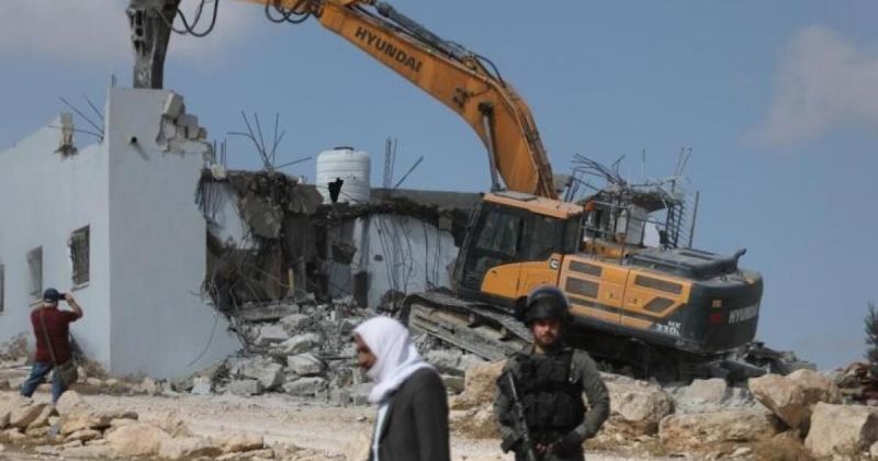 الاحتلال يهدم منشآت ومنازل في بلدة الجديرة بالقدس وخسائر فادحة تطال عائلات فلسطينية