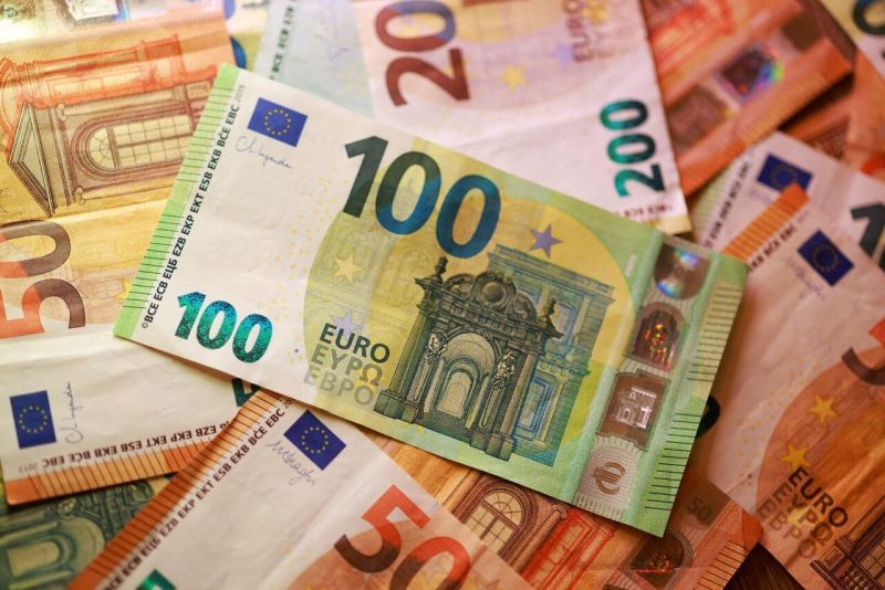 اليورو يتراجع تحت وطأة اضطرابات فرنسا وأزمة الطاقة العالمية