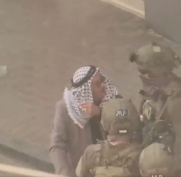 قوات الاحتلال تنكل بمسن فلسطيني في الخليل وتصيبه بجروح