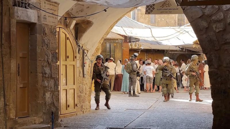 حرفيو الخليل القديمة: صمود بالخزف والتطريز في وجه حصار الاحتلال ومستوطنيه