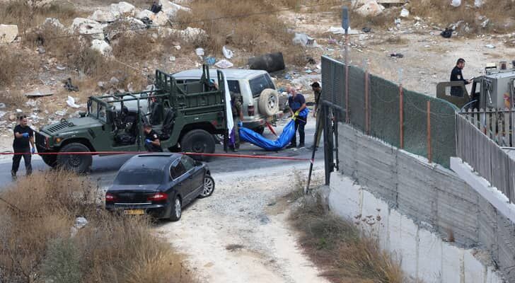 جنود الاحتلال يلتقطون صور 'سيلفي' مع جثمان شهيد فلسطيني بعد إعدام 3 شبان بالخليل