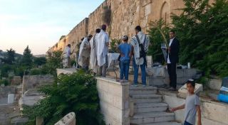 مستوطنون يقتحمون مقبرة باب الرحمة ويؤدون طقوساً تلمودية في القدس