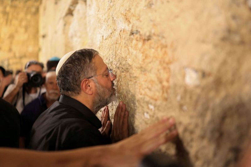 عشية الانتخابات.. بن غفير يقتحم المسجد الأقصى بحماية مشددة من قوات الاحتلال