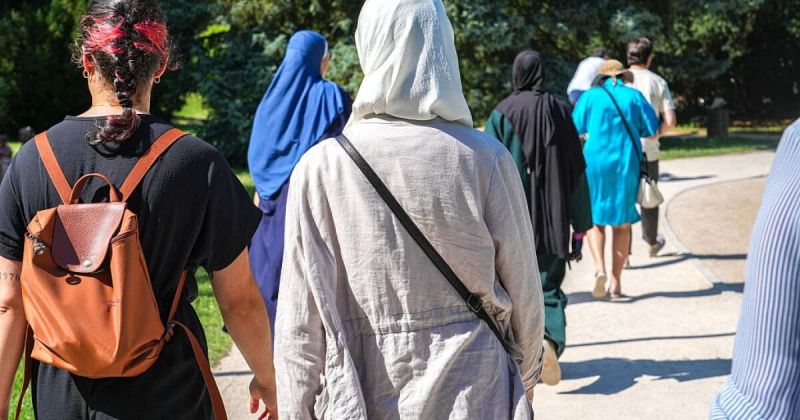 فرنسا: حملة 'حجاب للجميع' تتصاعد رداً على تهديدات اليمين المتطرف بحظره