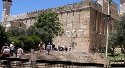 آلاف المستوطنين يقتحمون المسجد الإبراهيمي والأقصى بحماية مشددة وقيود واسعة على الفلسطينيين