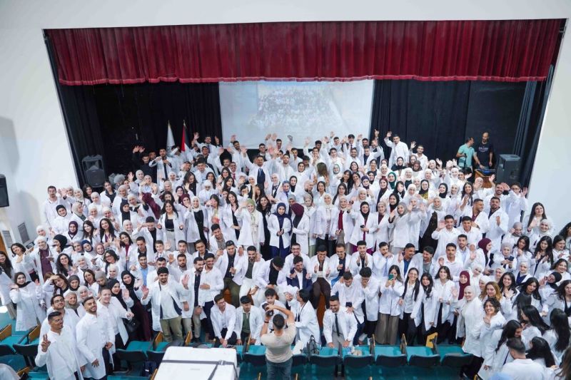 جامعة القدس تنظم حفل الرداء الأبيض لطلبة الطب إيذانًا بانتقالهم إلى التدريب السريري