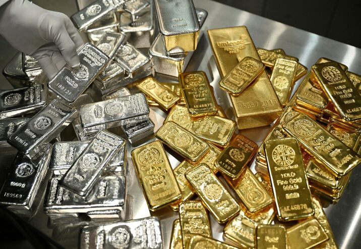 الذهب يواصل مكاسبه للأسبوع الثالث بدعم من تراجع الدولار والسياسات المالية الأمريكية