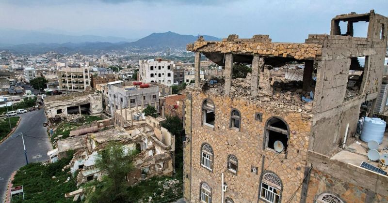 تصعيد عسكري واسع في اليمن: الجيش يستهدف صنعاء وضربات مركزة على معقل الحوثيين في مران