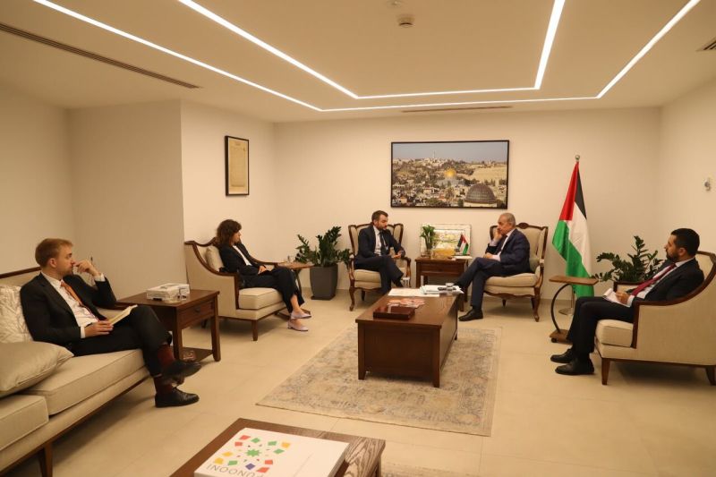 اشتية يبحث مع وفد من الخارجية الفرنسية الاستعدادات للانتخابات الفلسطينية