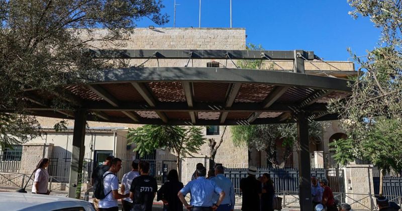 إسرائيل تلوح بإغلاق القنصلية الفرنسية رداً على عقوبات المستوطنات