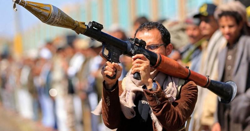 الحوثيون يعلنون استهداف مطار الملك خالد بالرياض بصاروخ بالستي