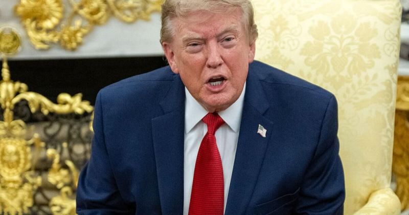 ترمب يهدد بقصف سلطنة عُمان وهجوم غامض يستهدف سفينة في مضيق هرمز