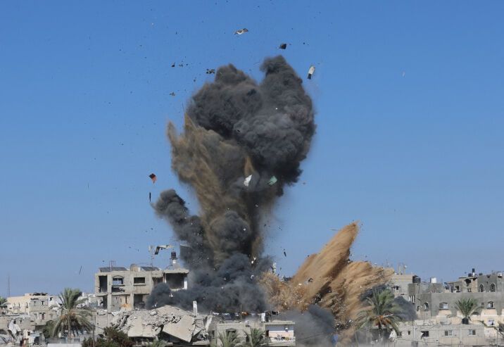 شهيدان و13 جريحاً في قصف استهدف مركبة بغزة وأزمة المولدات تهدد المستشفيات بالتوقف