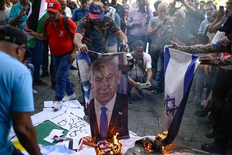 أنصار مادورو يحرقون العلمين الأمريكي والإسرائيلي في كراكاس وترمب يستبعد إجراء انتخابات قريبة