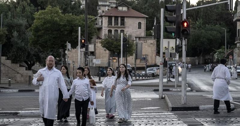 تصعيد إسرائيلي في القدس والخليل: اقتحامات واسعة للأقصى وحظر تجول يطال آلاف الفلسطينيين