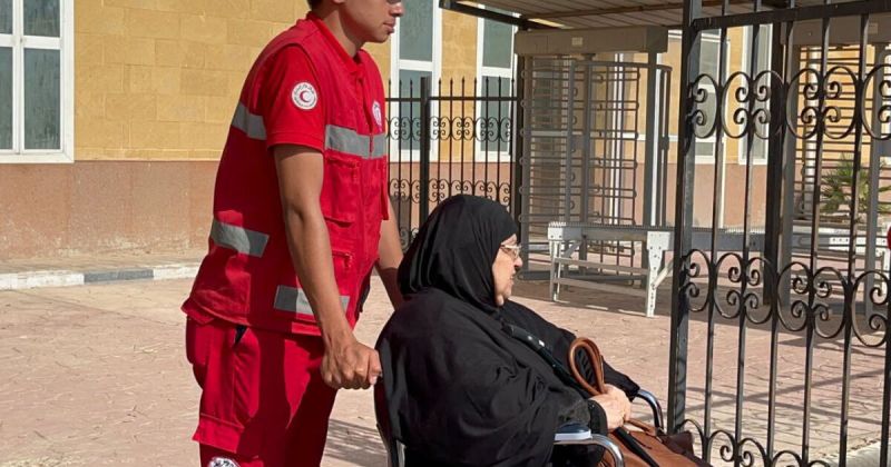 الهلال الأحمر المصري يواصل إغاثة الجرحى الفلسطينيين وسط تحذيرات من كارثة صحية في غزة