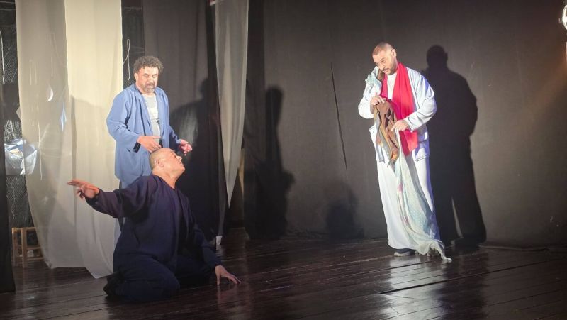 على خشبة مسرح إسعاد الطفولة في الخليل .. "حبوس" مسرحية فلسفية تفتح نافذة للحرية والحياة