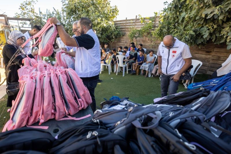 "بيت مال القدس" تشرع بتوزيع 3000 حقيبة مدرسية وقرطاسية في القدس وضواحيها عشية افتتاح العام الدراسي