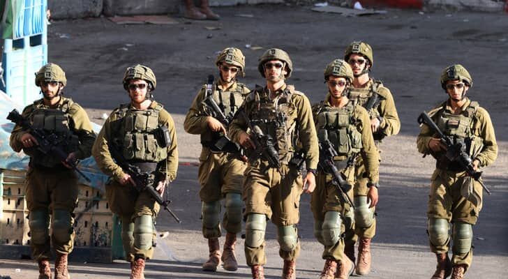 الاحتلال يشن حملة اعتقالات في طولكرم تطال 9 فلسطينيين بينهم أسرى محررون