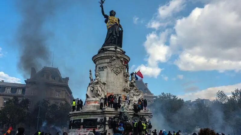 فرنسا تفرض حظر تجول في عدة مدن وإغلاق متحف اللوفر إثر احتجاجات عارمة