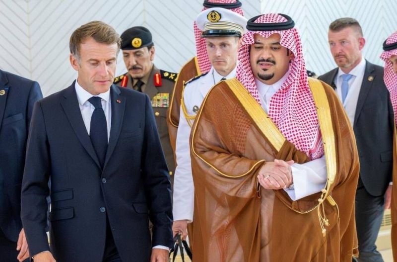 ماكرون يحط في الرياض بعد جولة خليجية شملت أربع دول لتعزيز التعاون الدفاعي