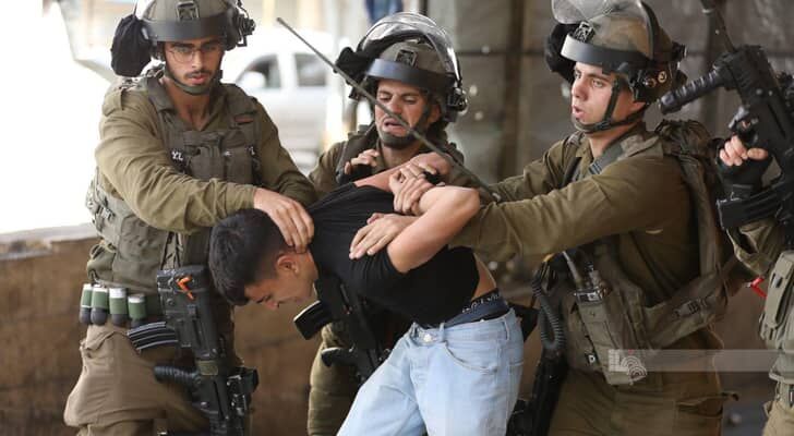 الاحتلال يعتقل 30 فلسطينياً ويشرع في إقامة بؤرة استيطانية جديدة بالضفة