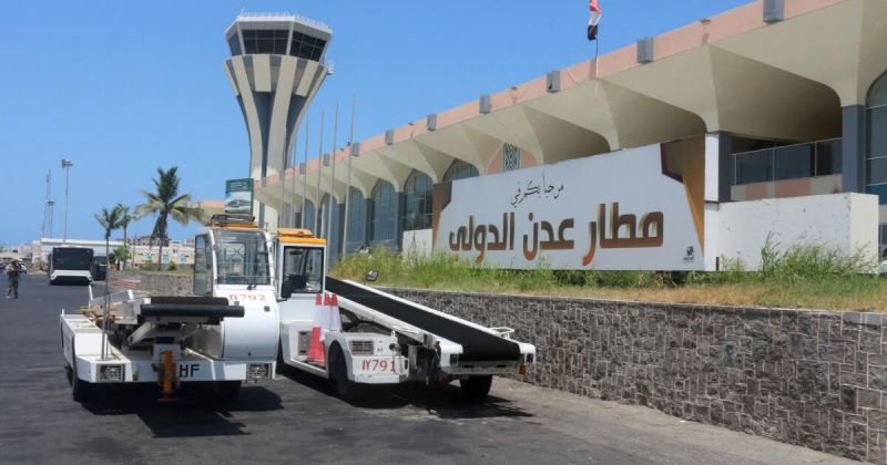 تصعيد عسكري في اليمن: استهداف مطار عدن بالصواريخ وقوات الحكومة تتقدم في تعز