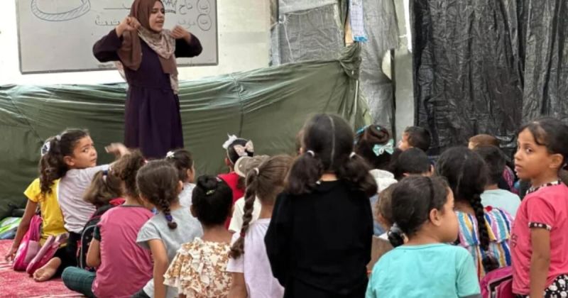 التعليم تحت الأنقاض: 300 ألف طالب يفتتحون عامهم الدراسي في خيام النزوح بغزة