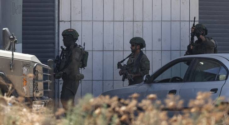 تصعيد واسع للاحتلال والمستوطنين في الضفة والقدس: إصابات واعتداءات على المقدسات والممتلكات