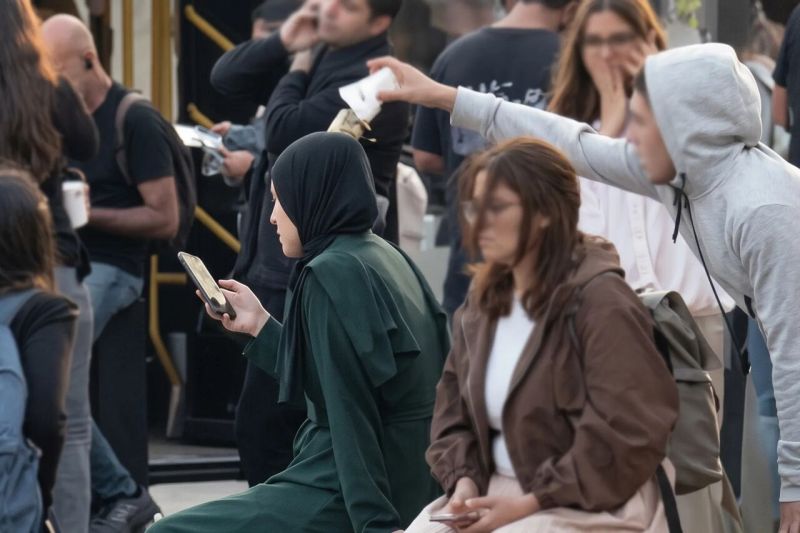 مستوطن يوثق اعتداءه على طالبات مقدسيين بالحجاب ووالده يتباهى بفعلته
