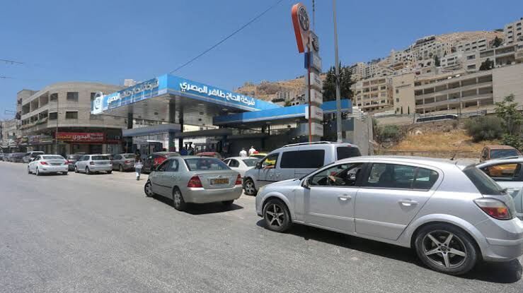 ثلاثة عوامل تقف وراء أزمة الوقود في الضفة الغربية... السيولة والشيكل والإمدادات