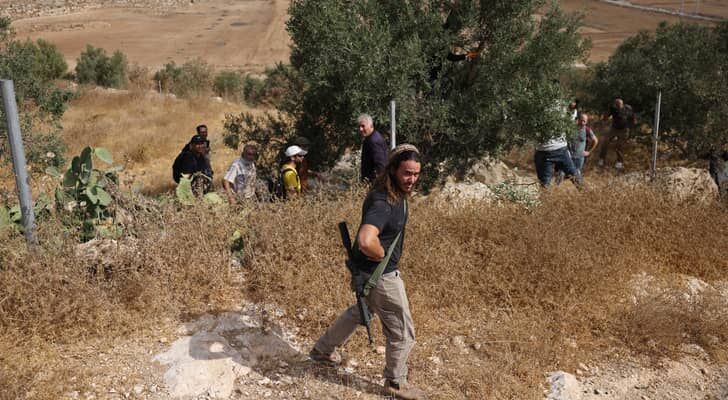 الضفة الغربية على فوهة بركان: إرهاب استيطاني وحصار عسكري يهددان بانفجار شامل