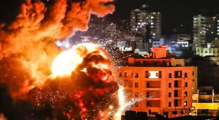 في ذكرى 7 أكتوبر.. الاحتلال ينسف مربعات سكنية ويستهدف خيام النازحين في غزة