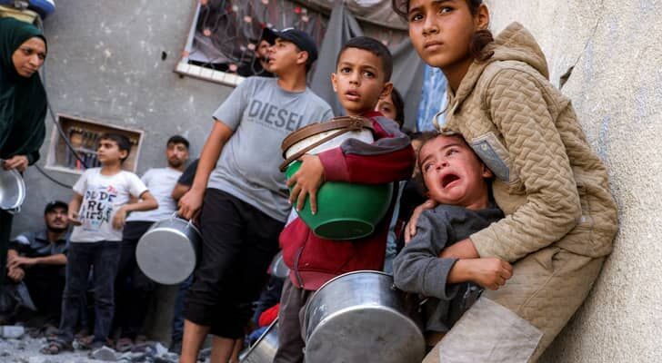 الاحتلال يواصل خرق التهدئة في غزة: غارات مكثفة على خيام النازحين وارتفاع حصيلة الشهداء